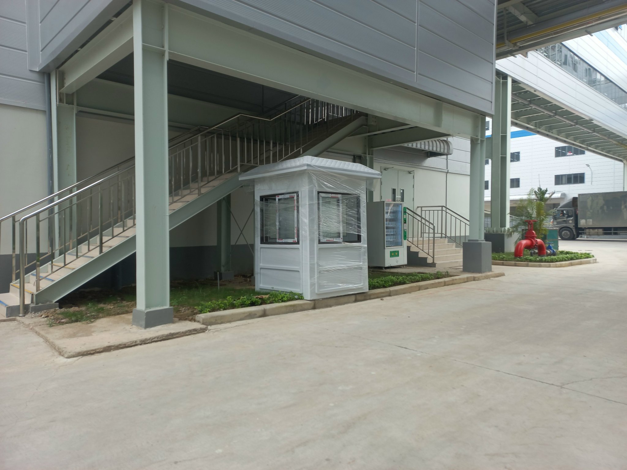 Lắp cabin bảo vệ nhà máy