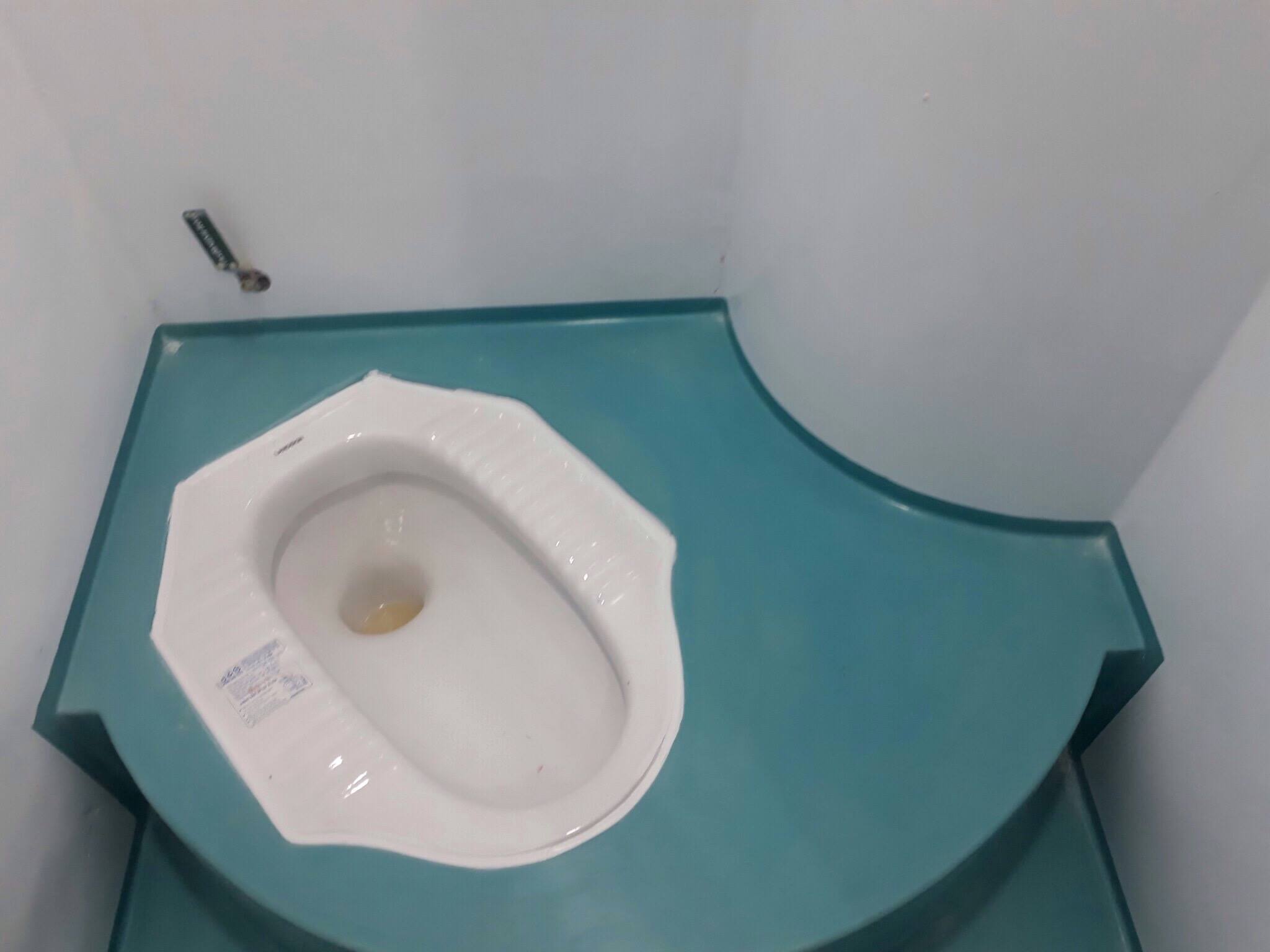 Bàn cầu âm sàn dễ vệ sinh