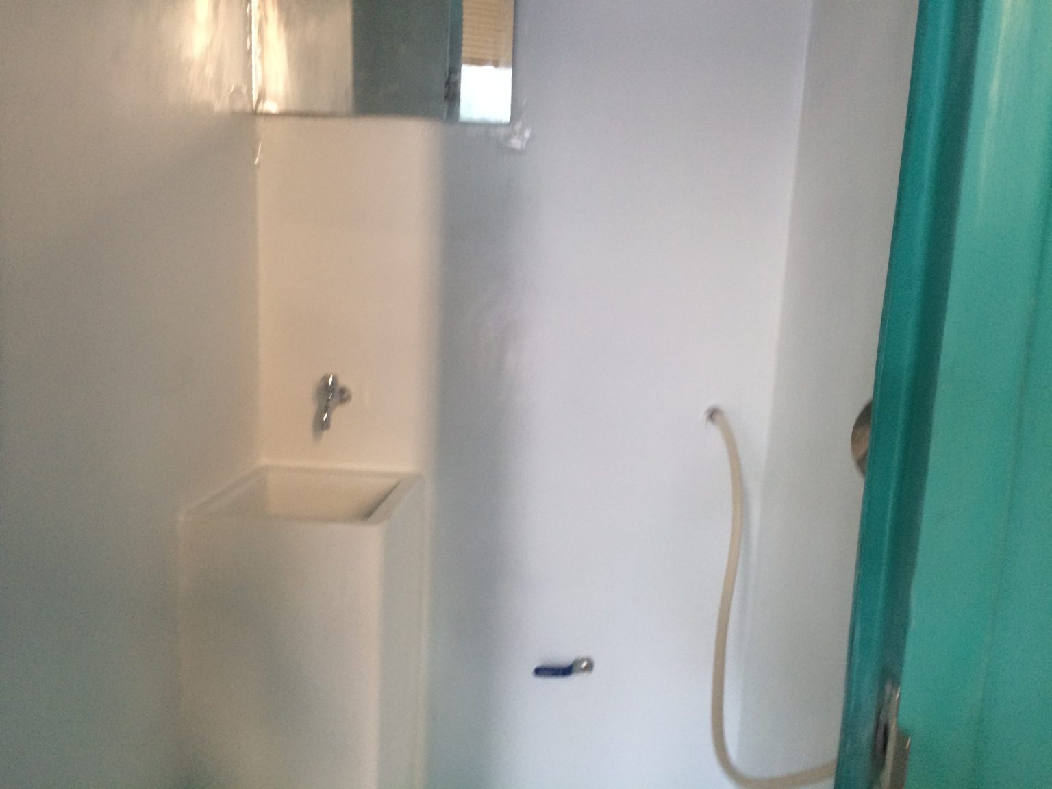 Lavabo đúc liền vách tường