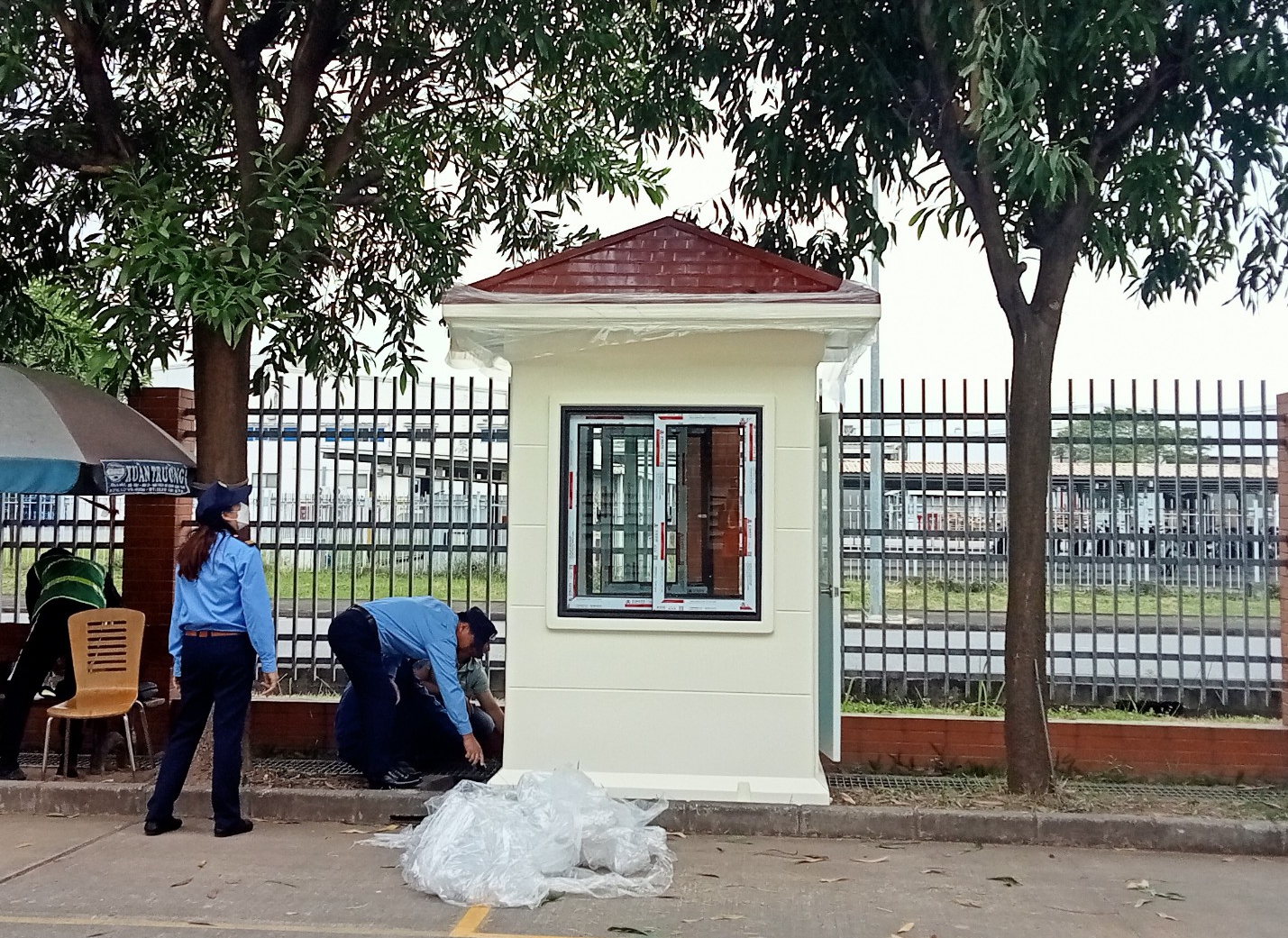 Thi công lắp đặt chốt bảo vệ